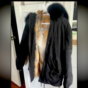 Size women’s medium moose knuckle jacket. Barely worn too small on me in arms